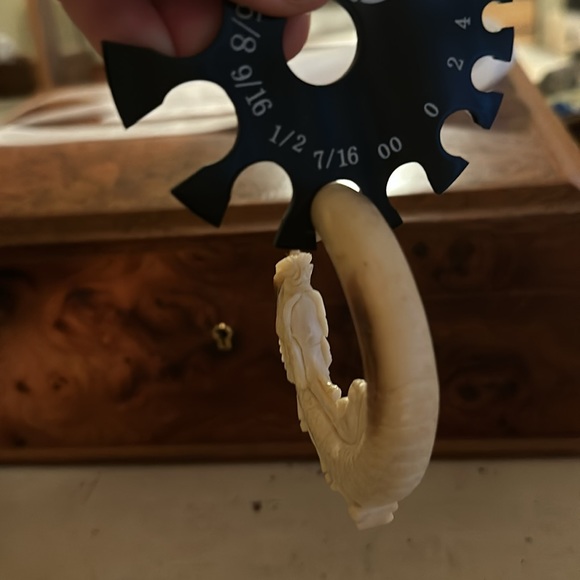 Incredible hand carved dragon earrings - Picture 8 of 9